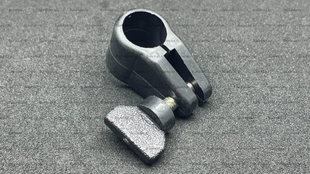 Скользящий кронштейн, чёрн. пласт. Диам 18 мм. Скользящий кронштейн, чёрн. пласт. Диам 18 мм.