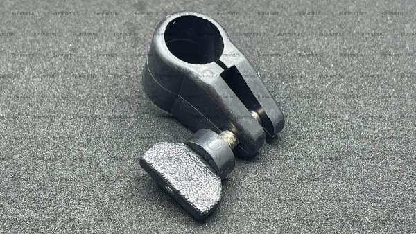 Скользящий кронштейн, чёрн. пласт. Диам 18 мм.